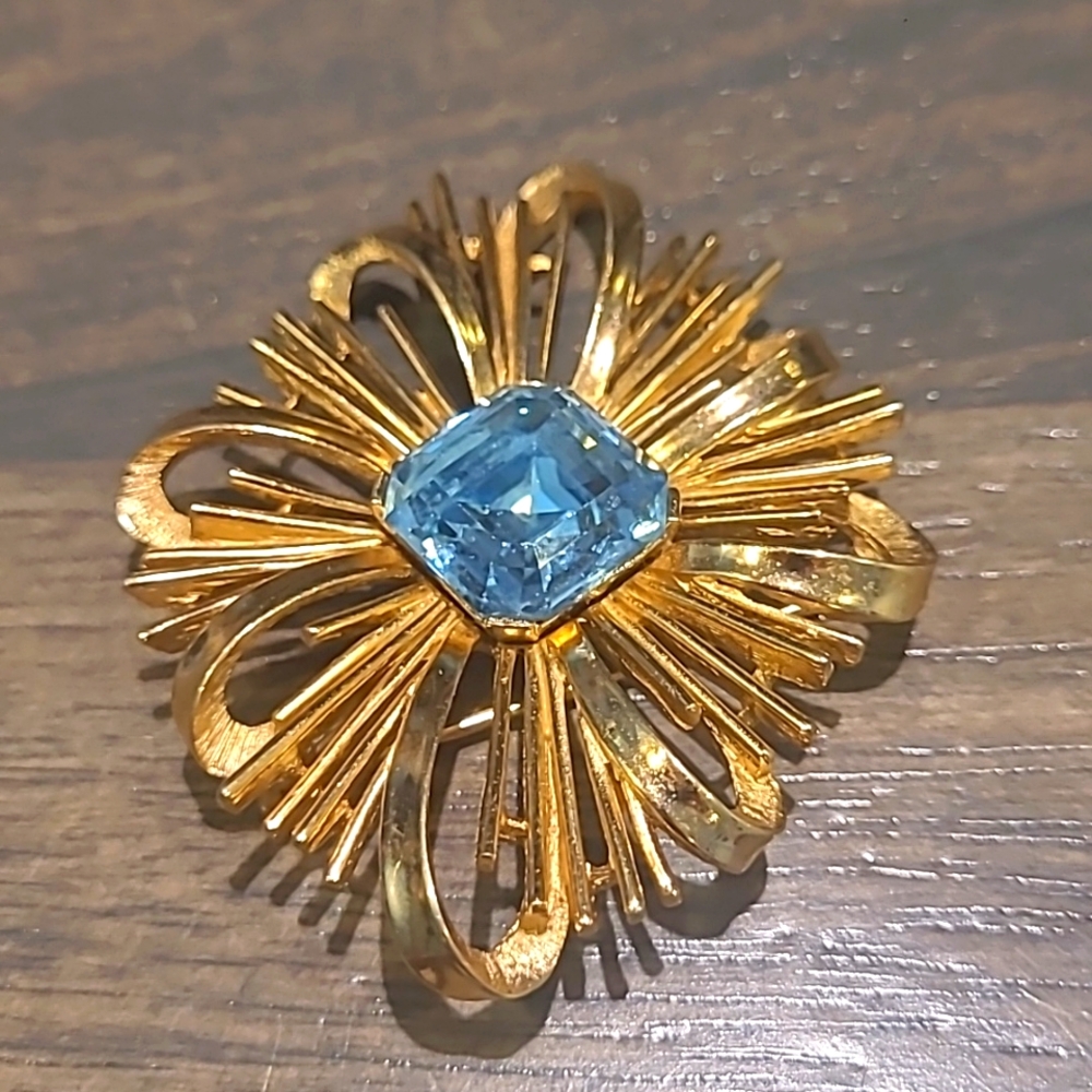 Amazing Trifari Starburst Bow Brooch 